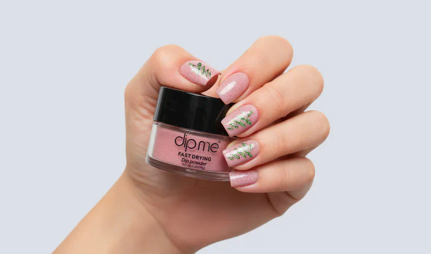 Vianočný stromček s DipMe – jednoduchý sviatočný manikúr doma