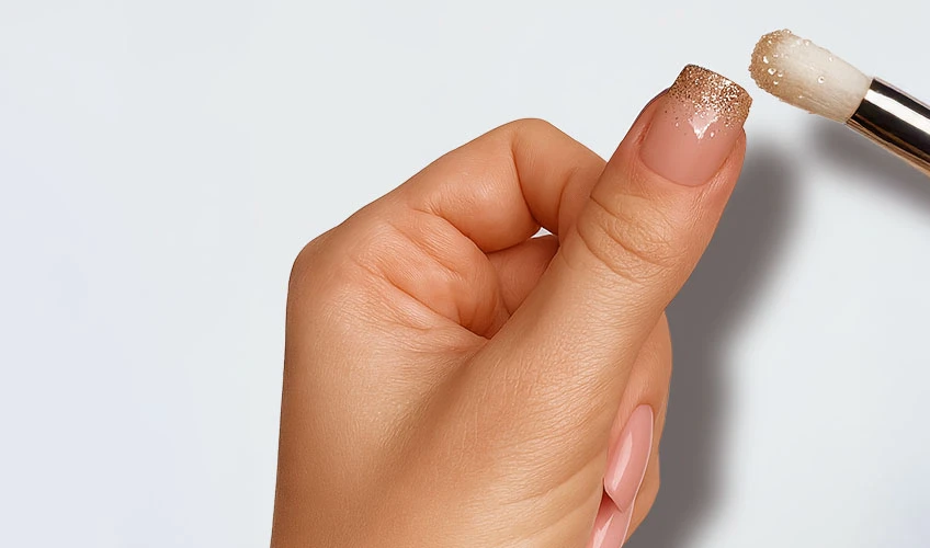 Jak zrobić brokatowy manicure ombre – krok po kroku