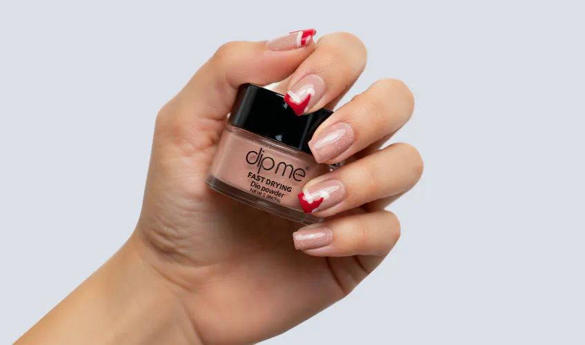 Vianočná manikúra „Vianočná čiapka“ s DipMe – jednoduchý sviatočný dizajn doma