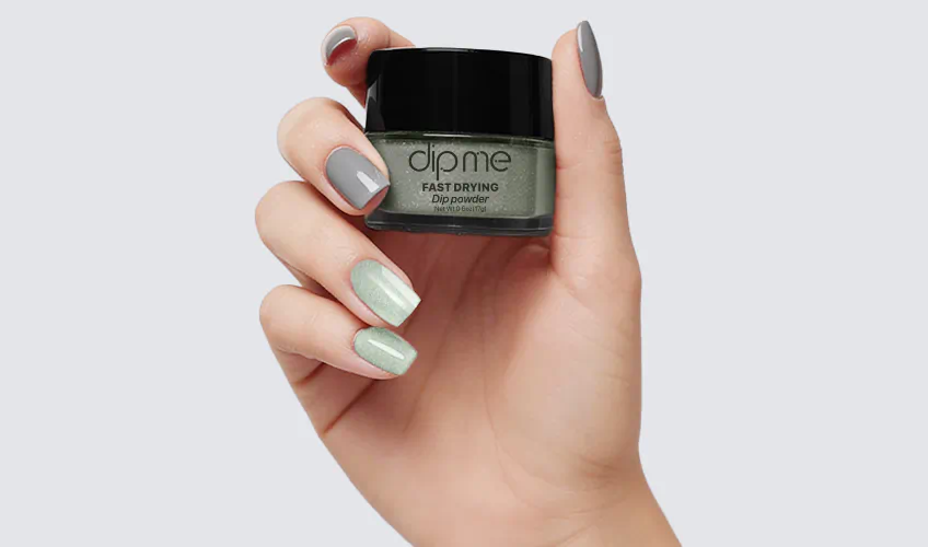 Manichiură festivă gri pentru 2026