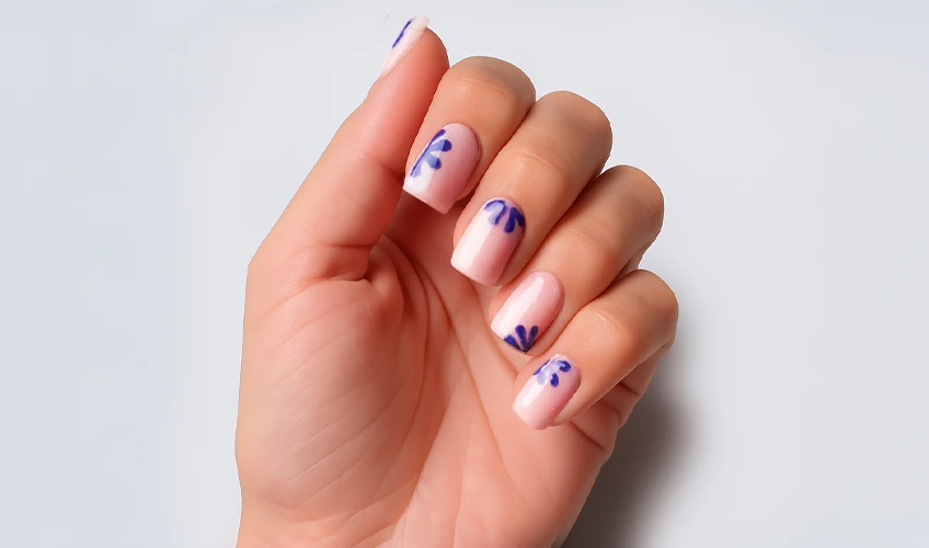 Maniküre mit Blumen – Schritt für Schritt