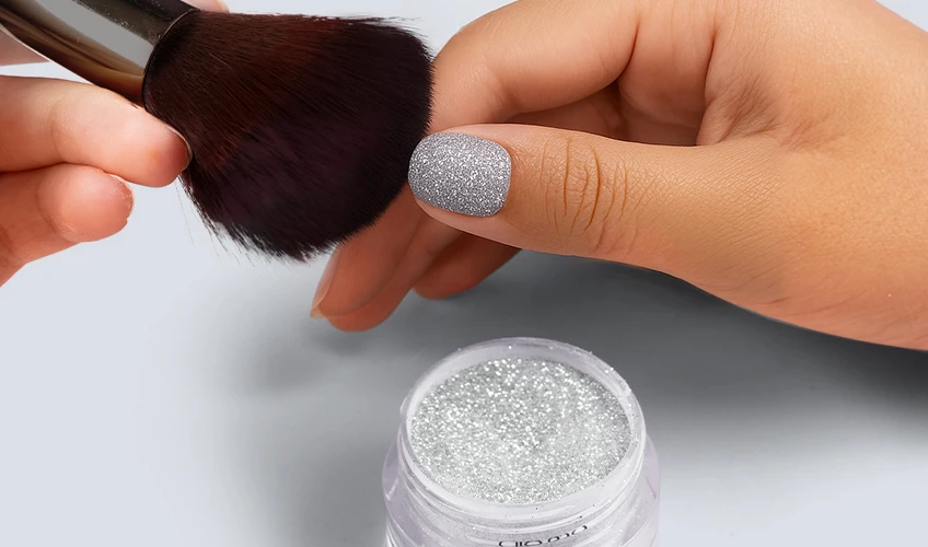 Jak nałożyć puder DipMe pędzlem – krok po kroku