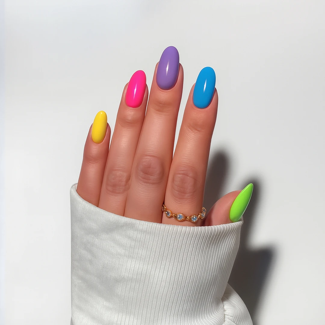 Cómo hacer una manicura colorida con DipMe – paso a paso