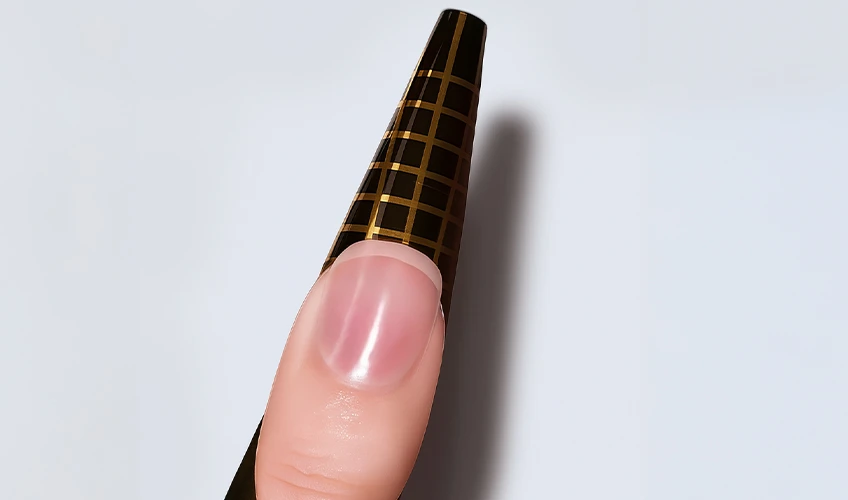 Cómo colocar correctamente la pegatina para esculpir uñas – paso a paso