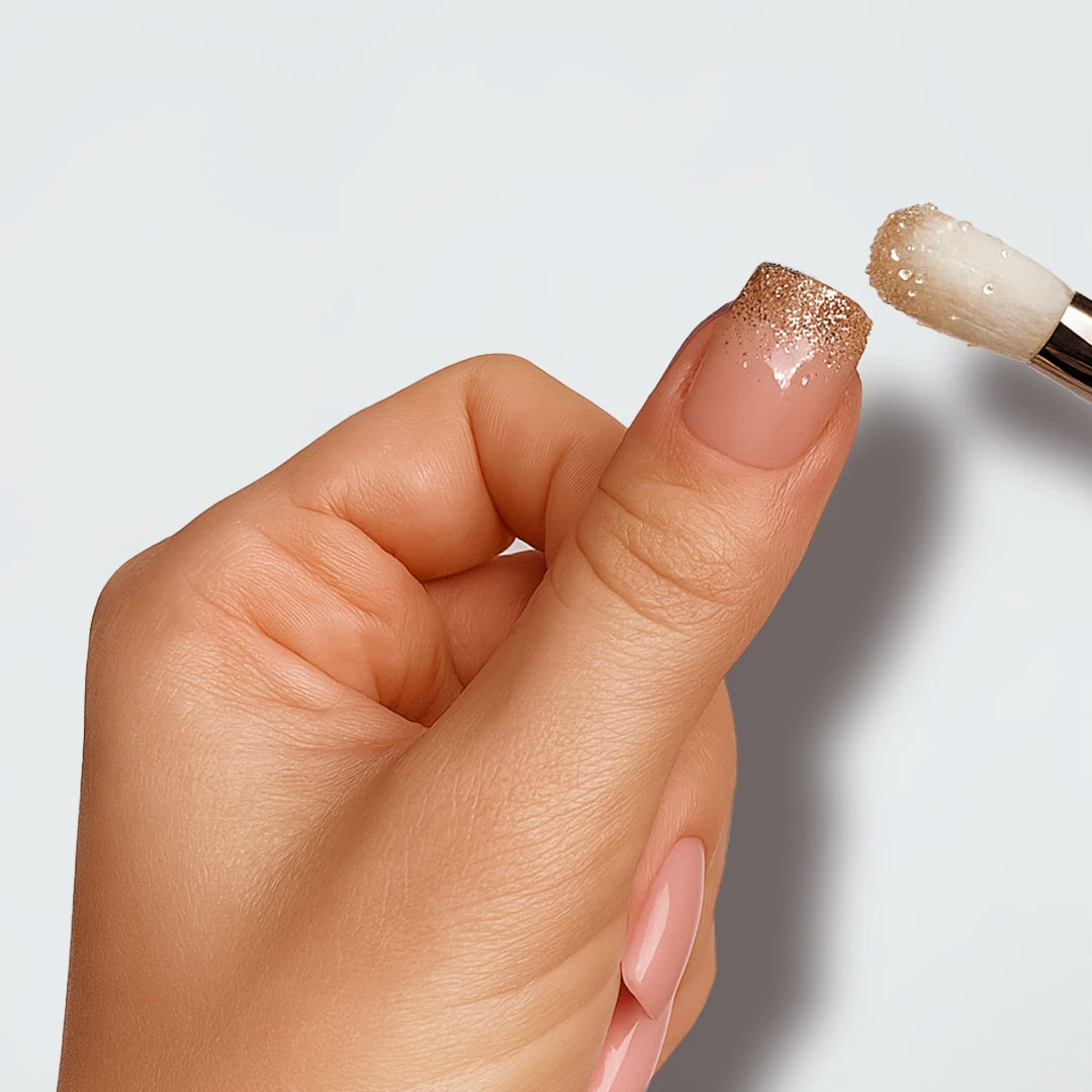 Jak zrobić brokatowy manicure ombre – krok po kroku