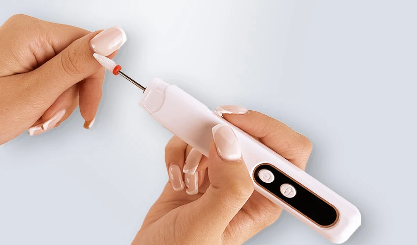 Jak usunąć manicure DipMe za pomocą frezarki